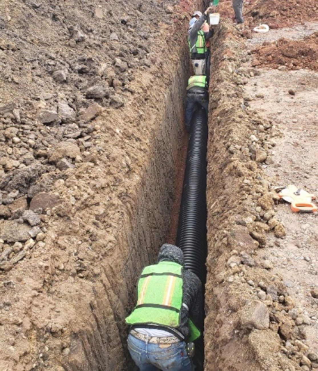 Drenaje sanitario — instalación de tubería PEAD en zanja