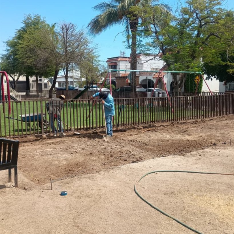 Rehabilitación de parque — trabajos en explanada junto a juegos infantiles