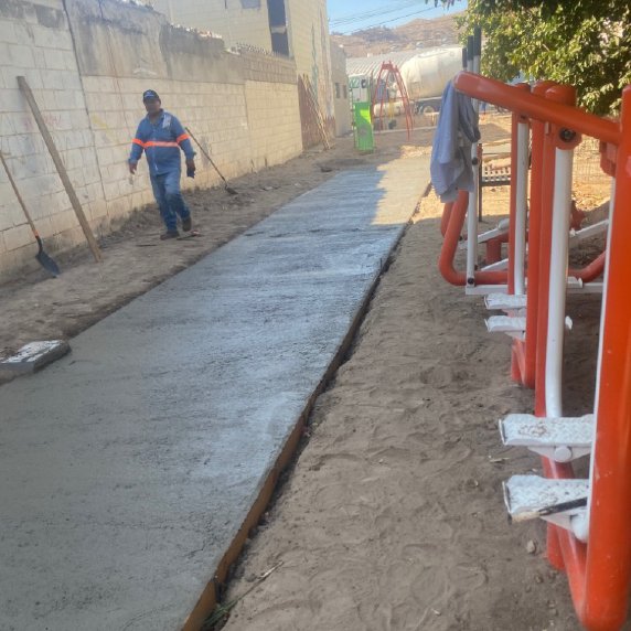 Rehabilitación de parque — andador con aparatos de gimnasio público